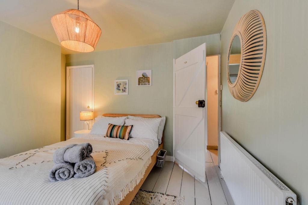 Cheerful 3 Bed Grade II Central Cottage ไซเร็นเซสเตอร์ ภายนอก รูปภาพ