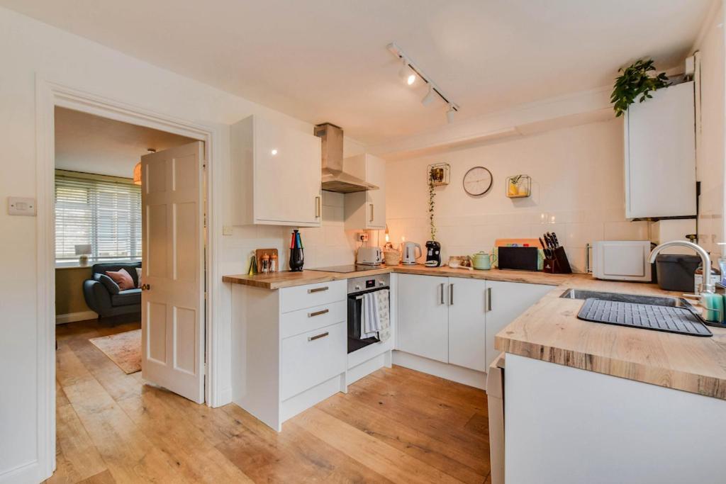 Cheerful 3 Bed Grade II Central Cottage ไซเร็นเซสเตอร์ ภายนอก รูปภาพ