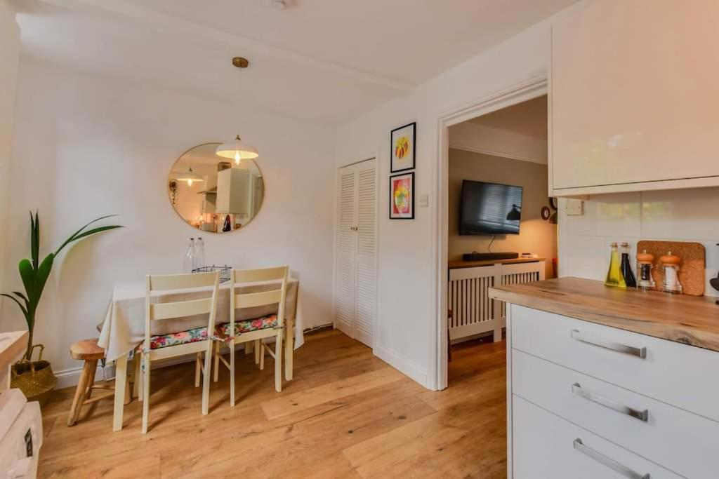 Cheerful 3 Bed Grade II Central Cottage ไซเร็นเซสเตอร์ ภายนอก รูปภาพ
