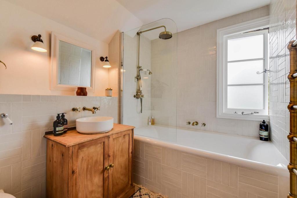 Cheerful 3 Bed Grade II Central Cottage ไซเร็นเซสเตอร์ ภายนอก รูปภาพ