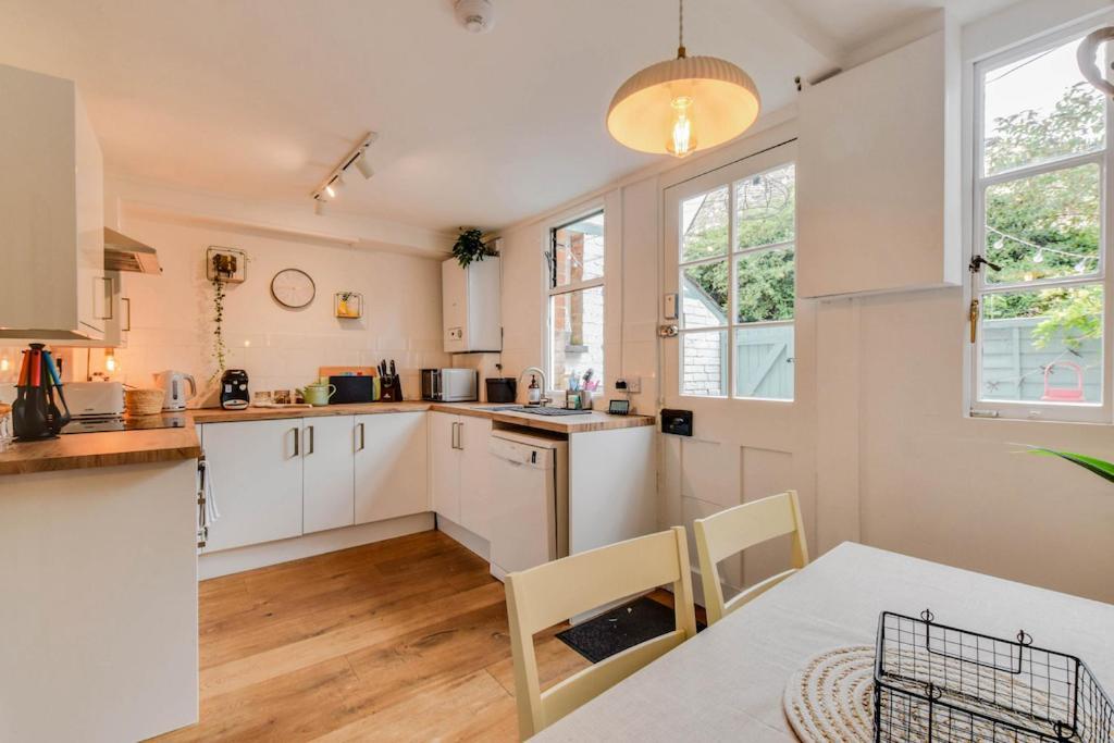 Cheerful 3 Bed Grade II Central Cottage ไซเร็นเซสเตอร์ ภายนอก รูปภาพ