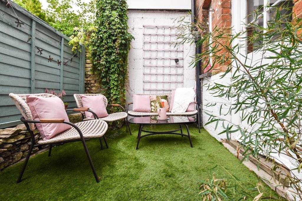 Cheerful 3 Bed Grade II Central Cottage ไซเร็นเซสเตอร์ ภายนอก รูปภาพ