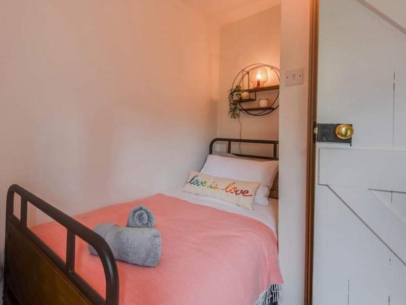 Cheerful 3 Bed Grade II Central Cottage ไซเร็นเซสเตอร์ ภายนอก รูปภาพ