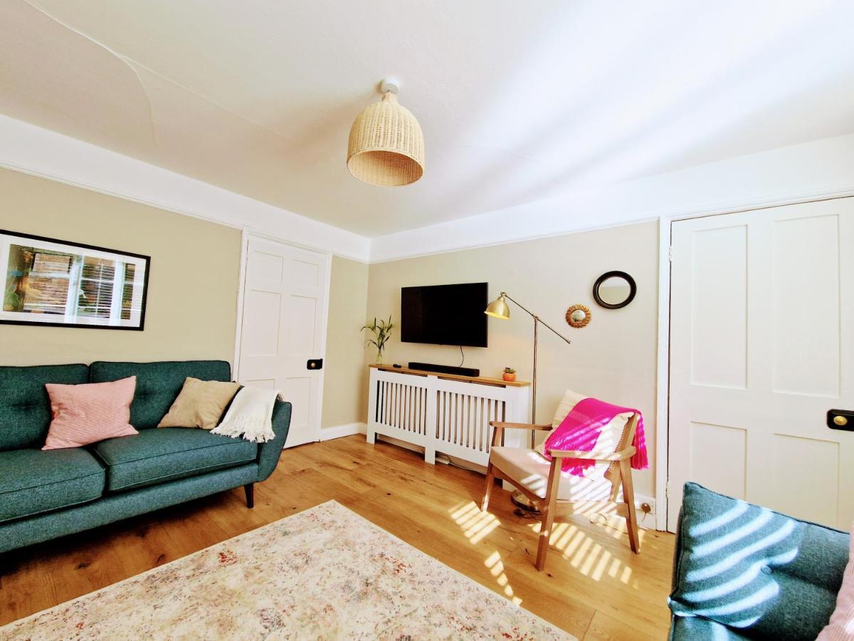 Cheerful 3 Bed Grade II Central Cottage ไซเร็นเซสเตอร์ ภายนอก รูปภาพ